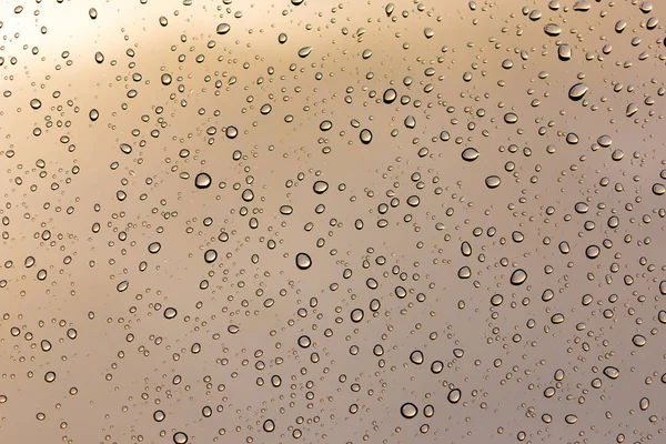 Gotas de agua sobre fondo marrón o dorado Imagen De Stock