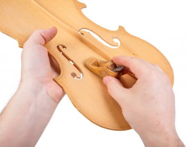 Küçük el uçak kullanarak luthier