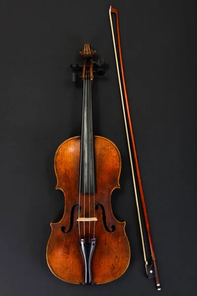 Old violin with bow on black background — Stock Photo, Image