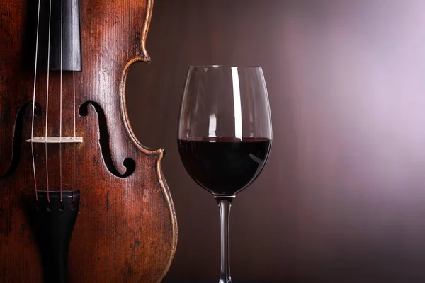 Violin midja detalj med glas vin — Stockfoto