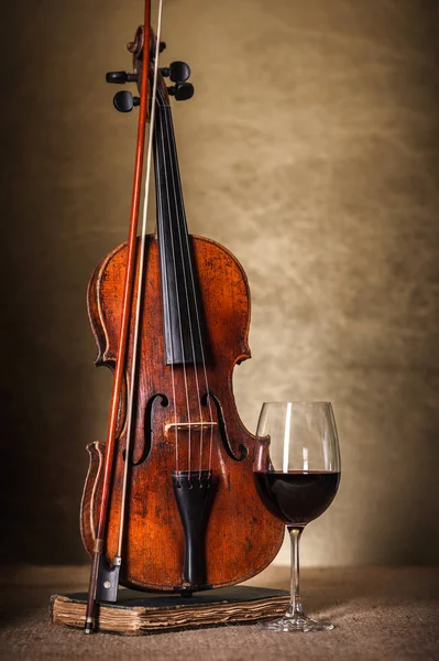 Violino antigo clássico com copo de vinho tinto — Fotografia de Stock