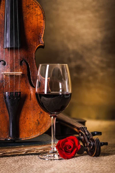 Κόκκινο κρασί σε ποτήρι και παλιό βιολί — Φωτογραφία Αρχείου