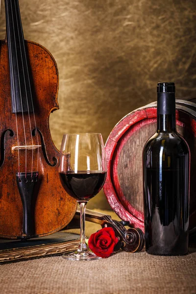 Vino rosso in bicchiere, barell e violino — Foto Stock