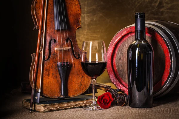 Czerwone wino w szkło, optyka i skrzypce — Zdjęcie stockowe