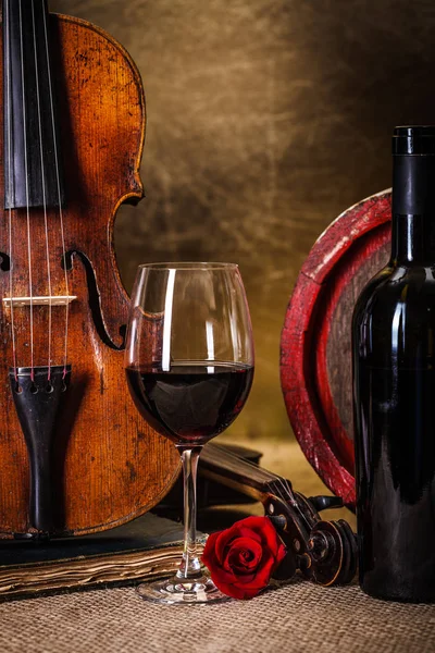 Anggur merah dalam gelas, barel dan biola — Stok Foto