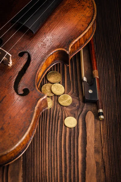 Detalle de cintura violín sobre fondo rústico de madera — Foto de Stock