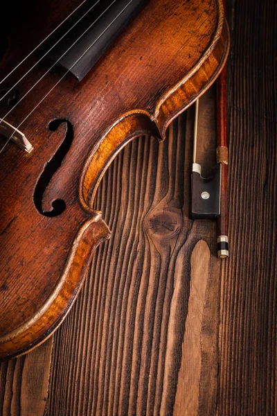 Detalle de cintura violín sobre fondo rústico de madera — Foto de Stock