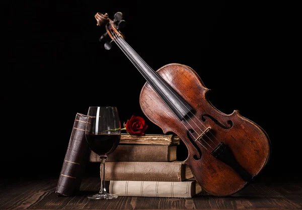 Παλαιό βιολί με βιβλία και κόκκινο κρασί — Φωτογραφία Αρχείου