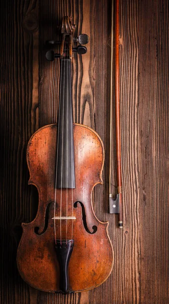 Violin with bow on wooden background — Stock Photo, Image