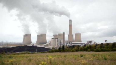 Kirli gri gökyüzü üzerinde dramatik elektrik santrali Sigara
