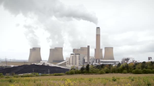 Драматическая электростанция дымит над загрязненным серым небом — стоковое видео