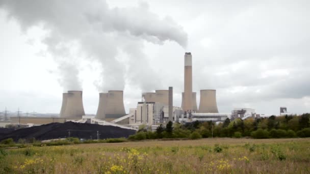 Dramática central eléctrica fuma sobre cielo gris contaminado — Vídeo de stock