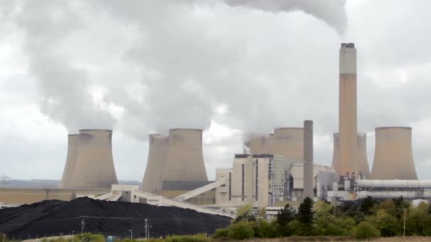 Dramática central eléctrica fuma sobre cielo gris contaminado — Vídeo de stock