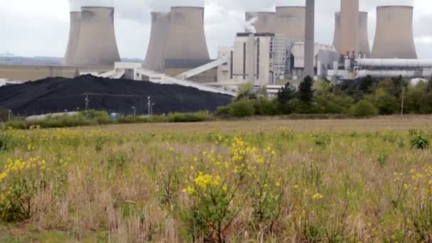 Dramatische elektriciteitscentrale rookt over vervuilde grijze hemel — Stockvideo