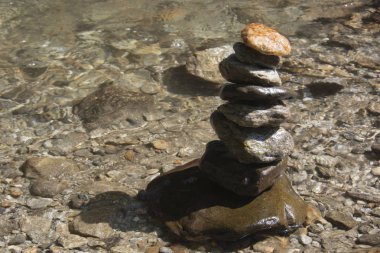 Taşlar birbirlerinin üstüne dengeli