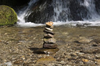 Taşlar birbirlerinin üstüne dengeli