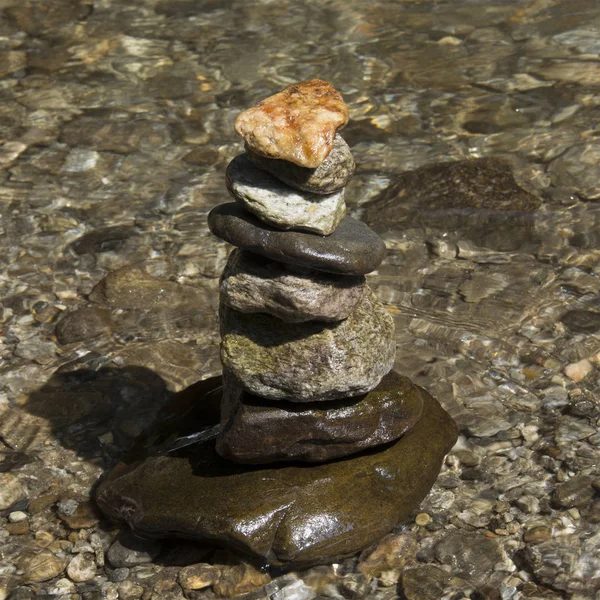 Kamienie, zrównoważone jeden na drugim — Zdjęcie stockowe