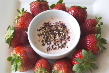Taze çilek ile Yunan çilekli yoğurt