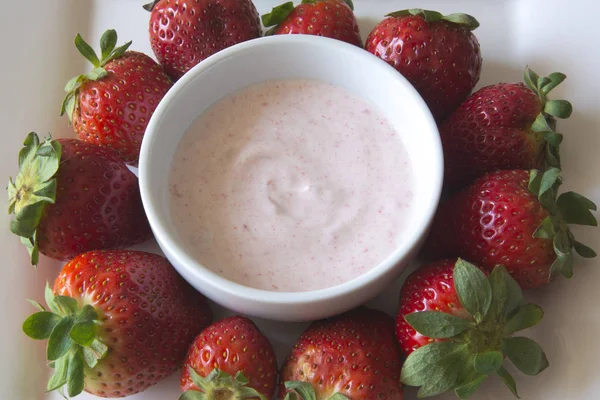 Griekse aardbei yoghurt met verse aardbeien — Stockfoto