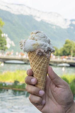 Annecy, Fransa 'da bir Ice Cream Cone tutan bir adam
