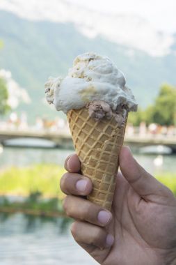 Annecy, Fransa 'da bir Ice Cream Cone tutan bir adam