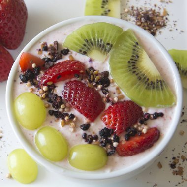Taze çilek, Kiwis ve üzüm ile Yunan çilek yoğurt