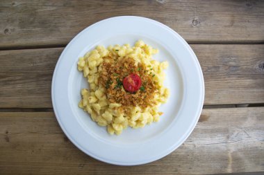 Ksesptzle veya geleneksel ev yapımı yumurta noodle Güney Almanya'da hizmet peynir ile