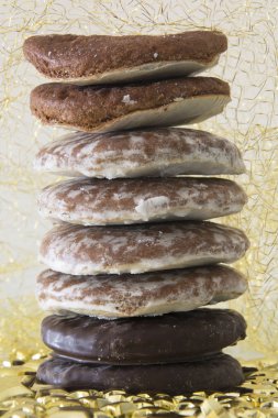 Almanya 'da sade, buzlu ve çikolatalı Oblatenlebkuchen (veya zencefilli ekmek) kulesi.