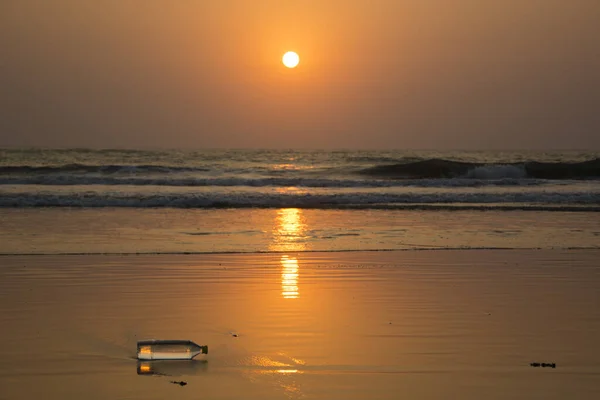 Eine Plastikwasserflasche Einem Strand Goa Indien Entsorgt — Stockfoto