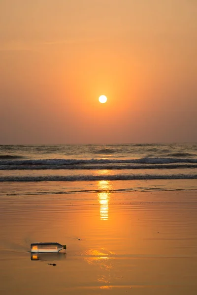 Una Bottiglia Acqua Plastica Smaltita Una Spiaggia Goa India — Foto Stock