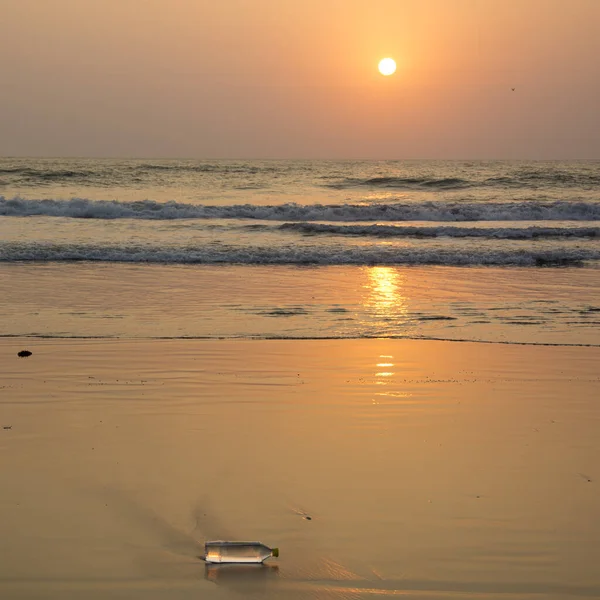 Una Bottiglia Acqua Plastica Smaltita Una Spiaggia Goa India — Foto Stock