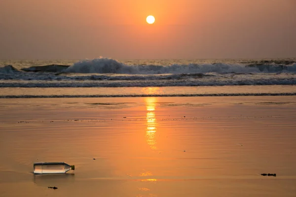 Una Bottiglia Acqua Plastica Smaltita Una Spiaggia Goa India — Foto Stock