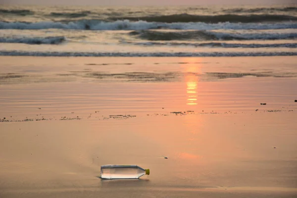 Een Plastic Waterfles Weggegooid Een Strand Goa India — Stockfoto