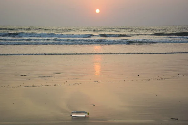 Una Bottiglia Acqua Plastica Smaltita Una Spiaggia Goa India — Foto Stock