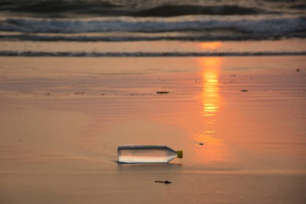 Een Plastic Waterfles Weggegooid Een Strand Goa India — Stockfoto