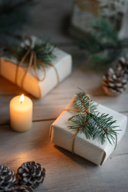 Noel kutusu ve yanan mum