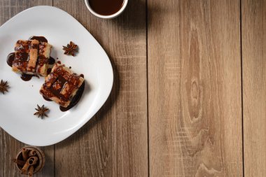 Beyaz tabakta çikolatalı kek parçası