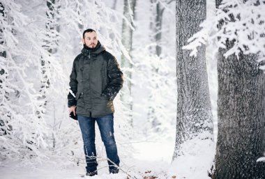 bir ormandaki soğuk kış