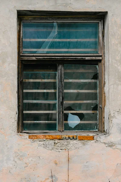 Eski ahşap çerçeve ile parçalanmış cam pencere