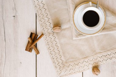 Peçete üzerinde beyaz bir fincan sade kahve