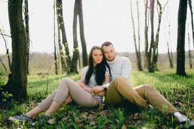 ormanda yürüyüş aşık genç Çift