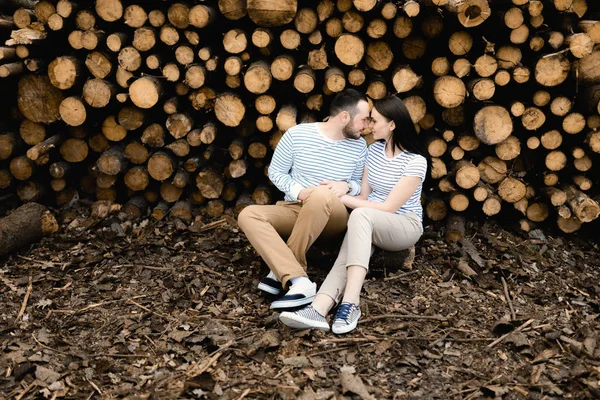 Kıyılmış ağaç arka planda aşık genç Çift — Stok fotoğraf