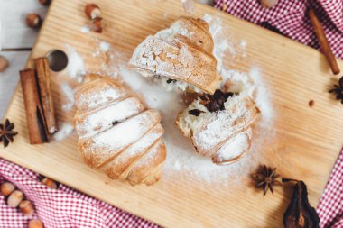 Ev yapımı taze kruvasanlar kırmızı peçeteye