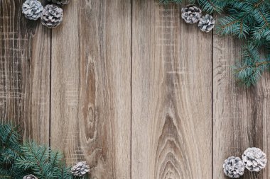 Noel süsleri, çam iğneleri ve koniler Beyaz ahşap zemin üzerinde