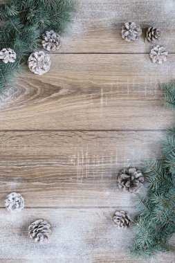 Noel süsleri, çam iğneleri ve koniler Beyaz ahşap zemin üzerinde