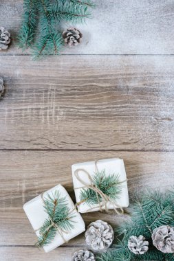 Noel süsleri, çam iğneleri ve koniler Beyaz ahşap zemin üzerinde