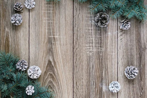 Noel süsleri, çam iğneleri ve koniler Beyaz ahşap zemin üzerinde