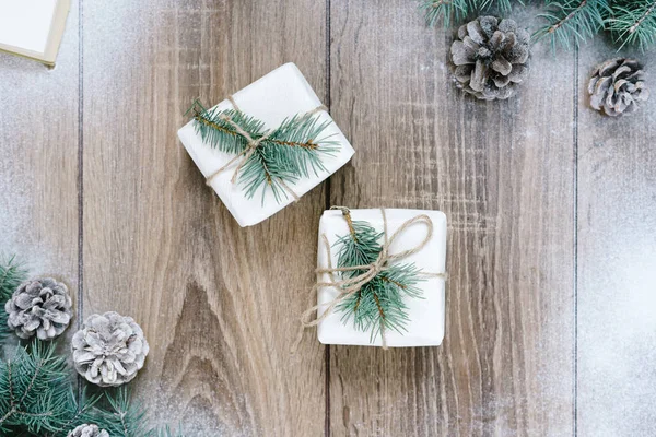 Noel süsleri, çam iğneleri ve koniler Beyaz ahşap zemin üzerinde