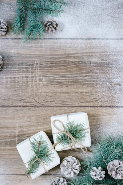 Noel süsleri, çam iğneleri ve koniler Beyaz ahşap zemin üzerinde