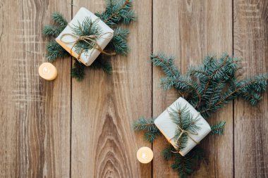 Noel arka plan. çam ağacı, hediyeler, mumlar dekore edilmiş. Festival bokeh. . Altın glitter, kar düşen kar taneleri